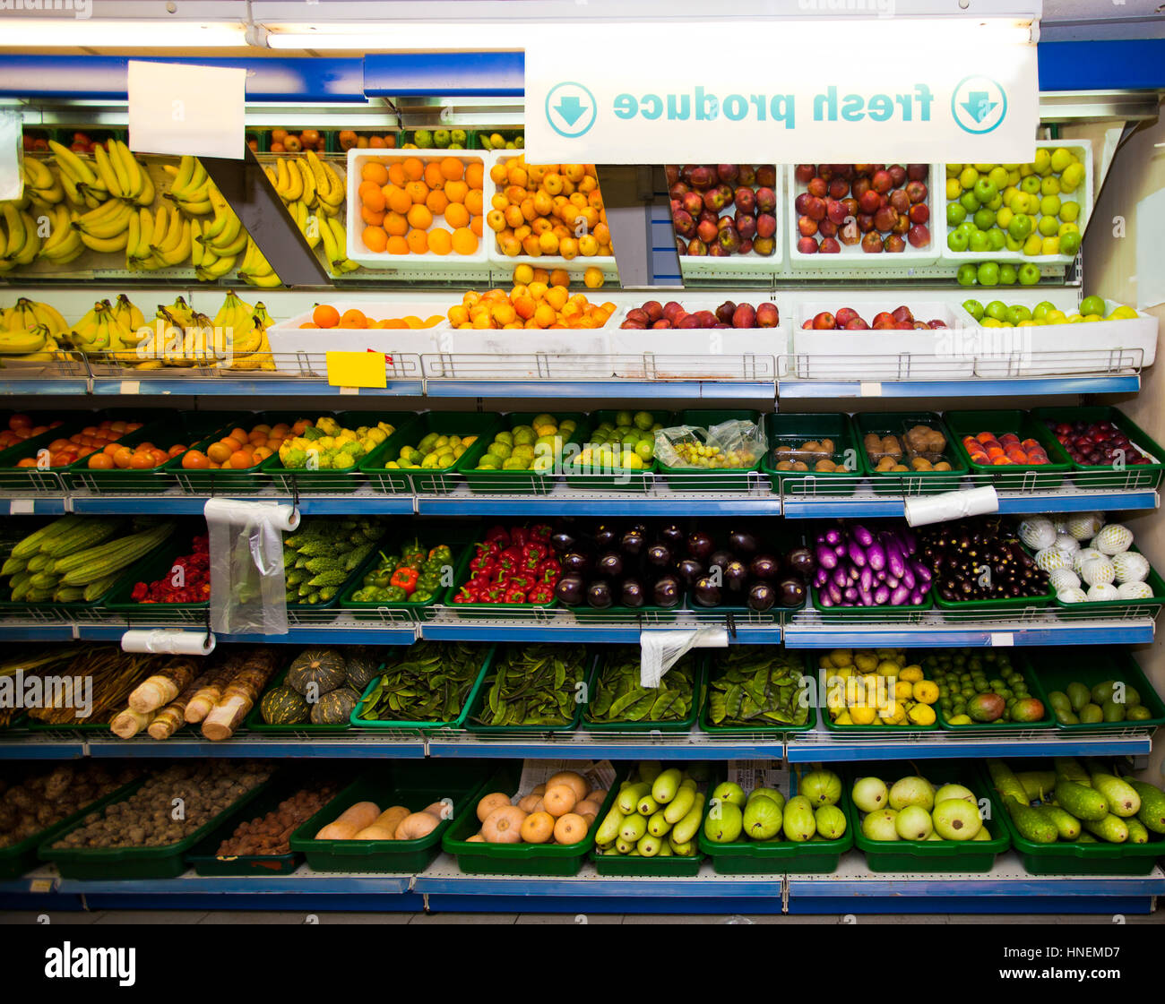 Diversas hortalizas y frutas en la pantalla de la tienda de ultramarinos Foto de stock