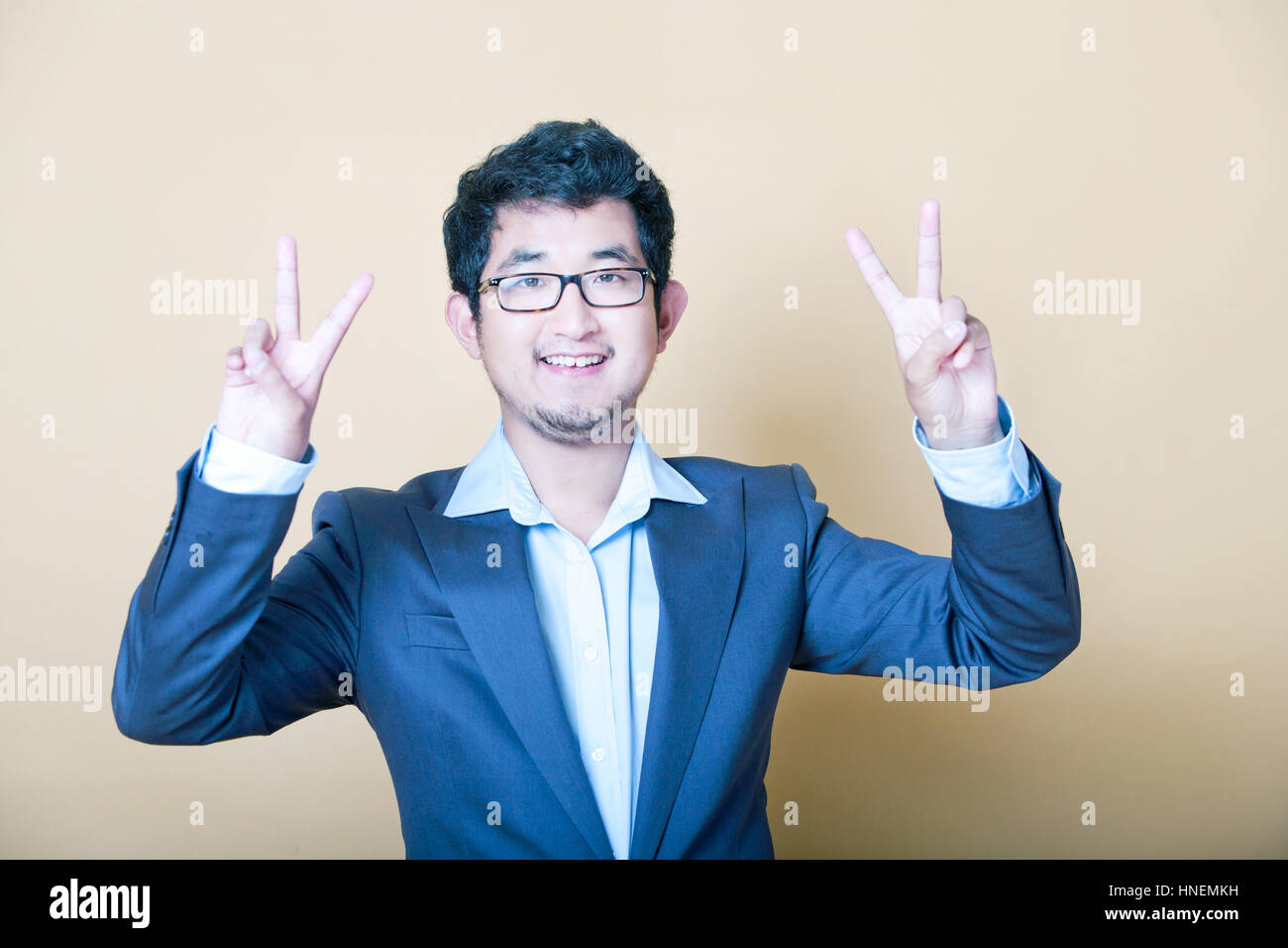 Elegante hombre asiático haciendo 'paz' símbolos Foto de stock