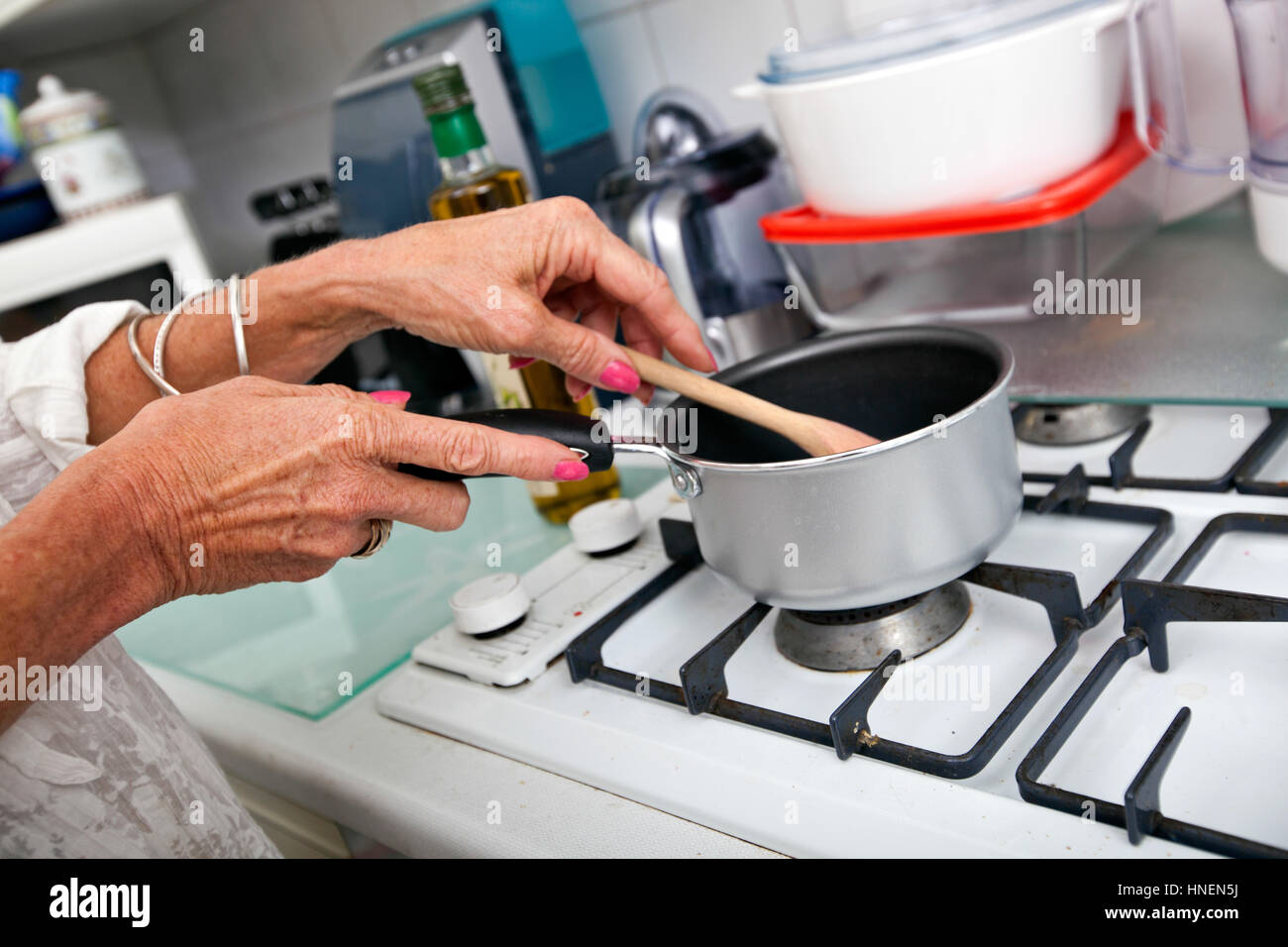 Imagen recortada de altos mujer cocinar en cocina Foto de stock