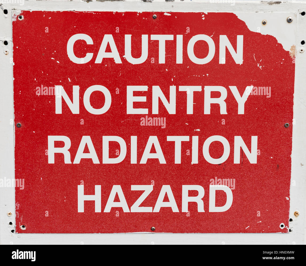 Rotulación precaución no hay peligro de radiación de entrada, señal de advertencia contra la radiación Foto de stock