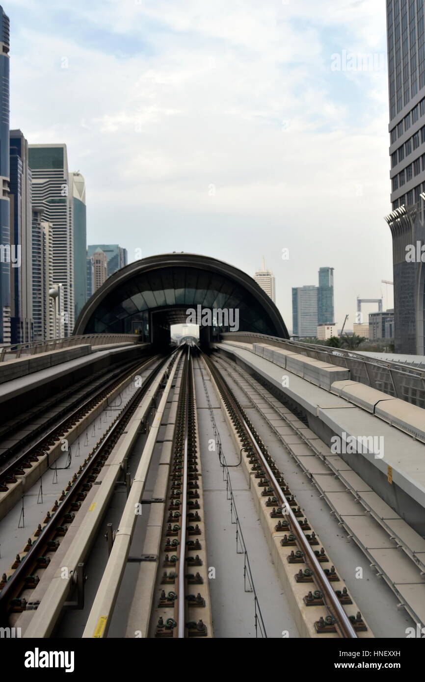 Dubai, Emiratos Árabes Unidos - 11 de febrero de 2017, el Metro de Dubai es un conductor, red de metro completamente automatizada en Dubai, Emiratos Árabes Unidos. Foto de stock