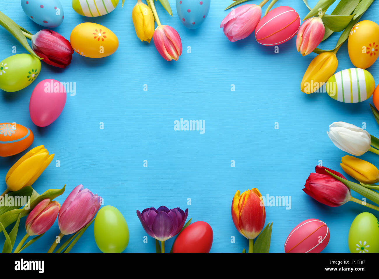 Los huevos de Pascua con tulip flower Foto de stock