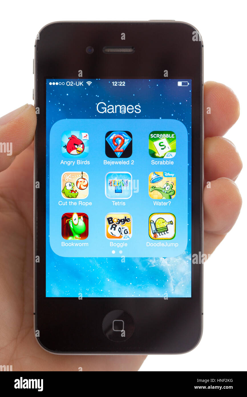 BATH, Reino Unido - 17 de enero de 2014: una mano sujetando un Apple iPhone 4s, que está mostrando una selección de conocidos juegos incluyendo la mejor venta de app Angr Foto de stock