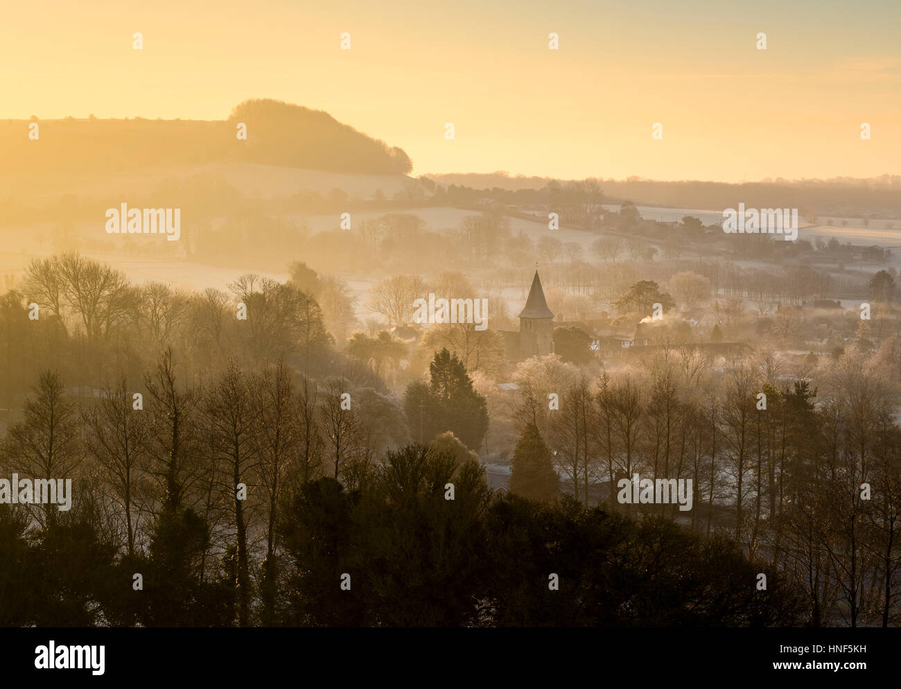 La aldea de Postling en Kent y North Downs en un amanecer de invierno. Foto de stock