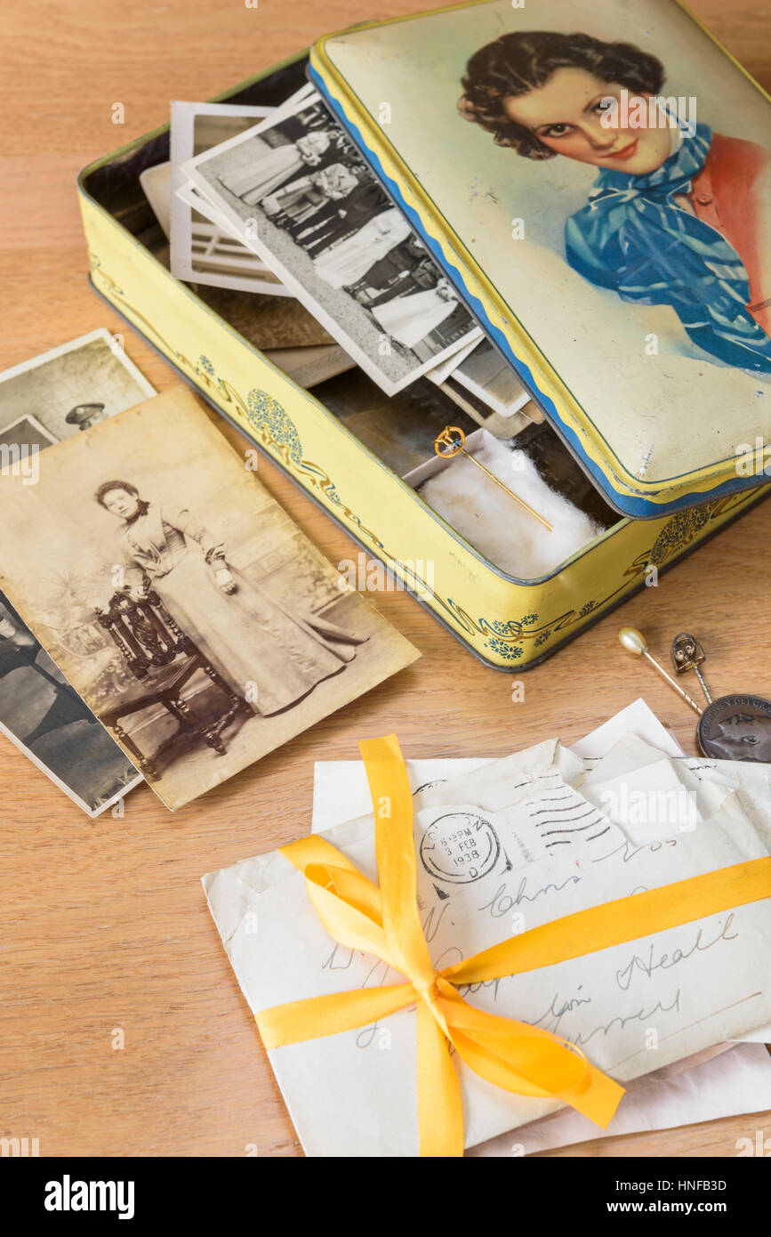 Las viejas fotografías y cartas.recuerdos en una vieja lata. Foto de stock