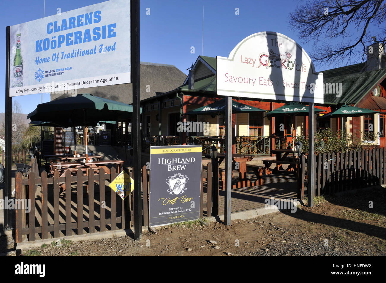 Tiendas en la plaza principal, en la pequeña ciudad de Clarens Estado Libre de Sudáfrica Foto de stock