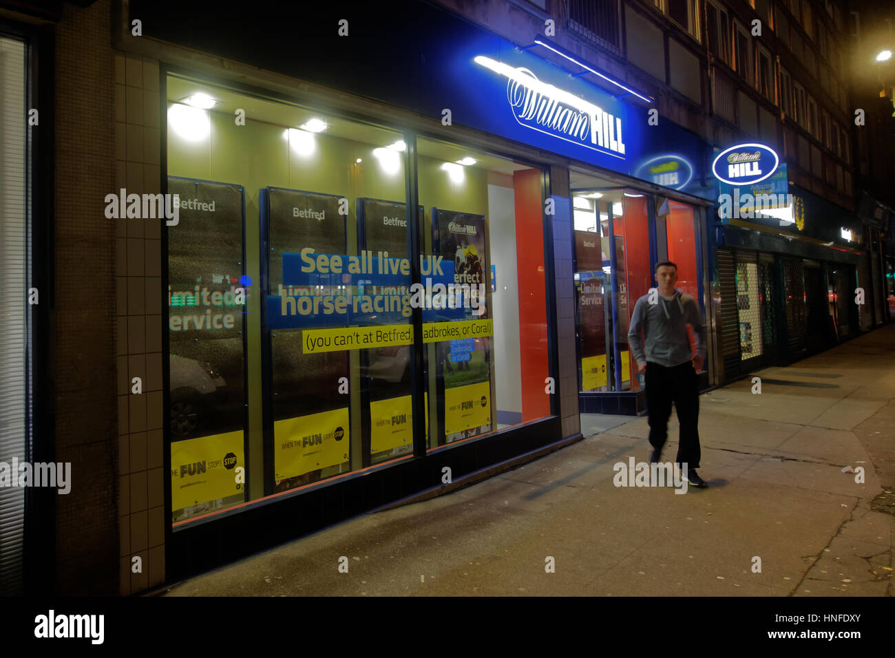 Glasgow escenas nocturnas de la calle por la noche los corredores de apuestas William Hill sigue abierto hasta tarde Foto de stock