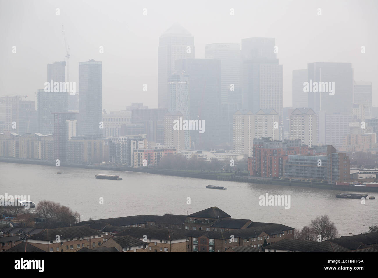 Londres, Reino Unido. 12 de febrero de 2017. El clima del REINO UNIDO: niebla sobre Londres y Canary Wharf edificios del parque empresarial © Guy Corbishley/Alamy Live News Foto de stock