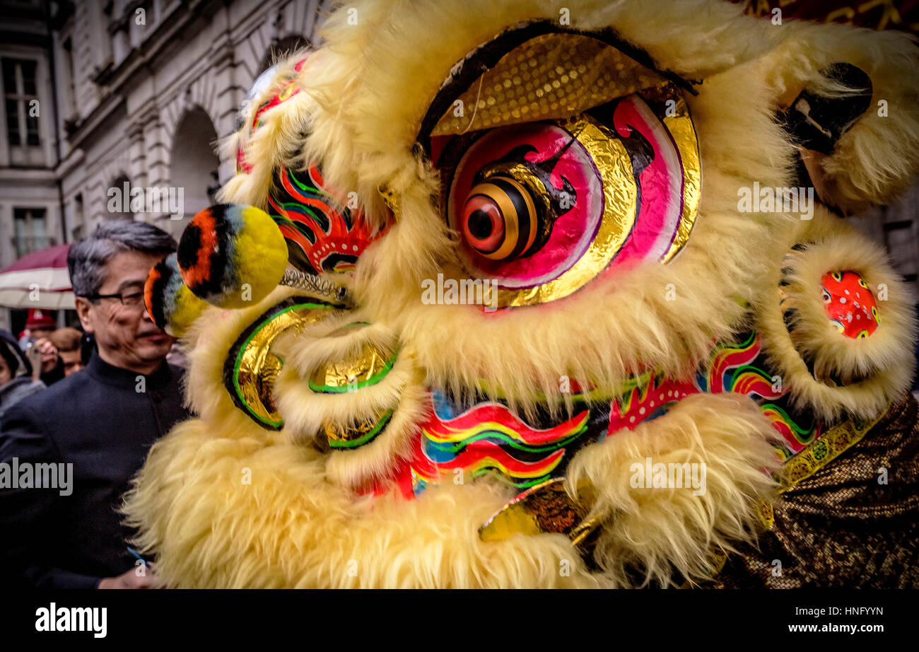 Turín, Italia. 12 de febrero de 2017. Las celebraciones del Año Nuevo Chino, también conocido como el Año Nuevo Lunar o Fiesta de la primavera y la danza del dragón - 2017 Año del Gallo Crédito: Realmente fácil Star/Alamy Live News Foto de stock