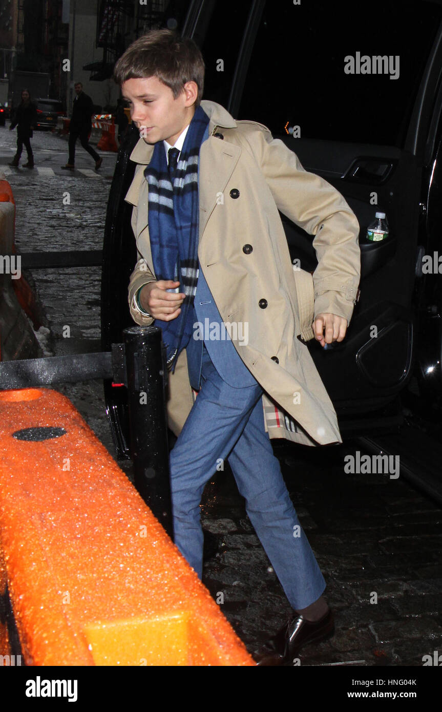 Nueva York, NY, EUA. 12 Feb, 2017. Romeo Beckham visto llegar a Balthazar Restaurant de la ciudad de Nueva York, el 12 de febrero de 2017. Foto de stock