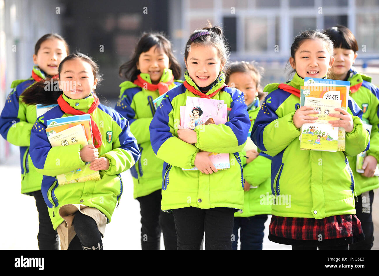 (1702013) --BOZHOU, Febrero 13, 2015 (Xinhua) -- Los estudiantes obtener nuevos libros en la escuela primaria de Bozhou Fenghua, este de la provincia de Anhui, Febrero 13, 2017. Nuevo semestre comenzó en muchas escuelas en todo el país el lunes. (Xinhua/Liu Qinli)(wyo) Foto de stock