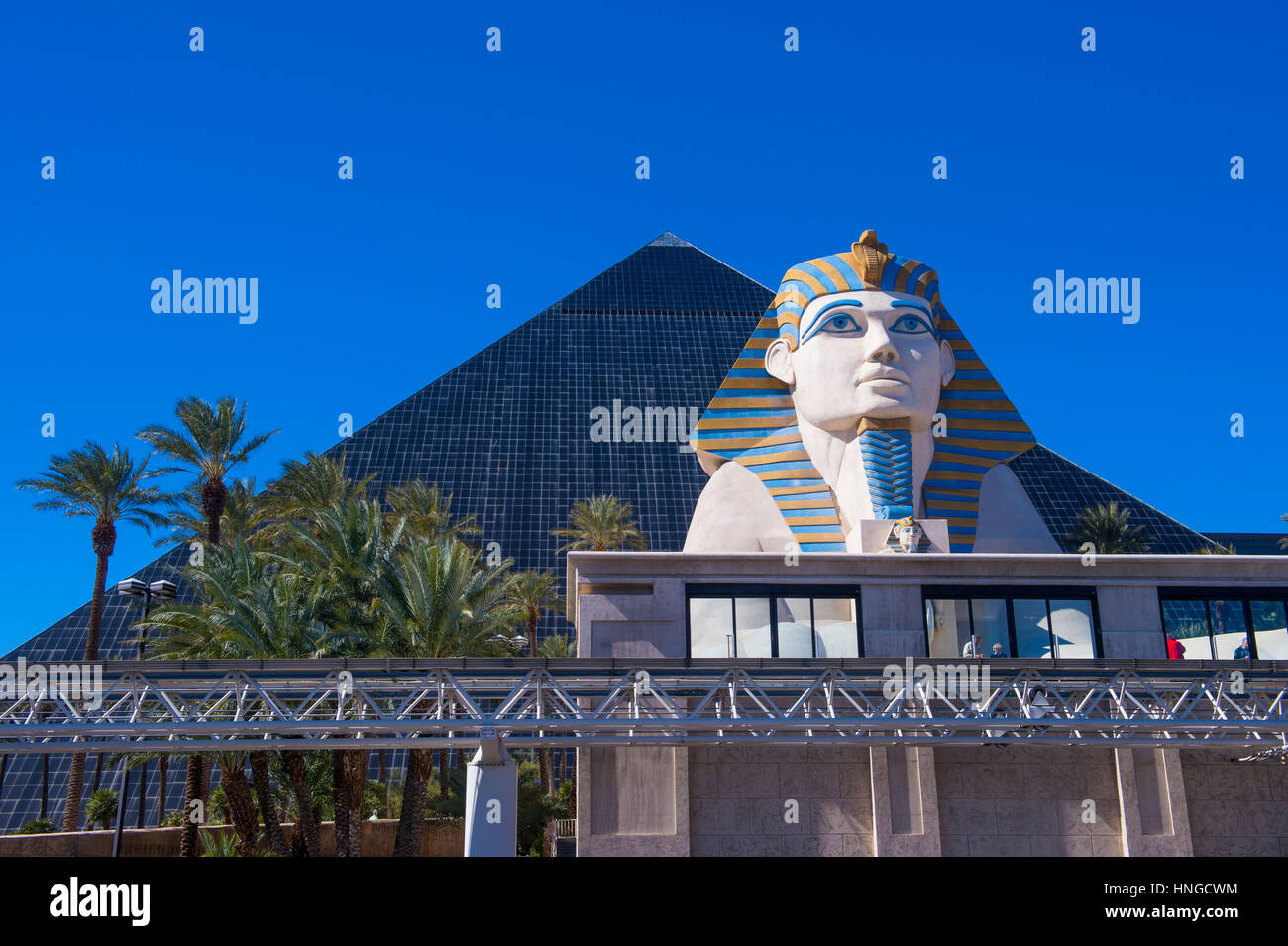 El Luxor Hotel and Casino en Las Vegas Strip, contiene un total de 4.400 habitaciones que recubre el interior de las paredes de una torre de estilo piramidal Foto de stock