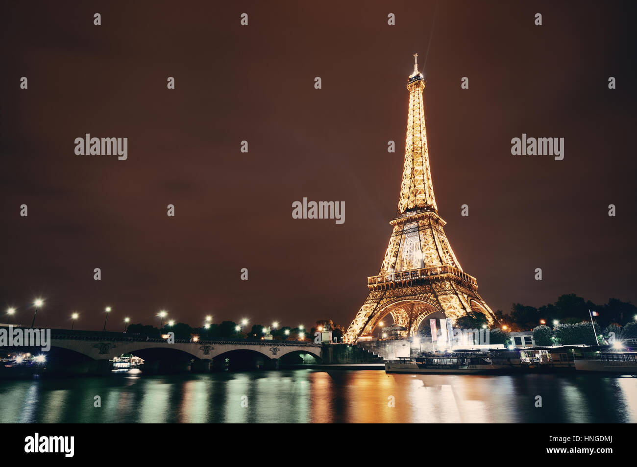 París, Francia - 13 de mayo: La Torre Eiffel vista nocturna el 13 de mayo de 2015 en París. Es el monumento más visitado de pagado en el mundo con 250 millones de visitantes anuales. Foto de stock