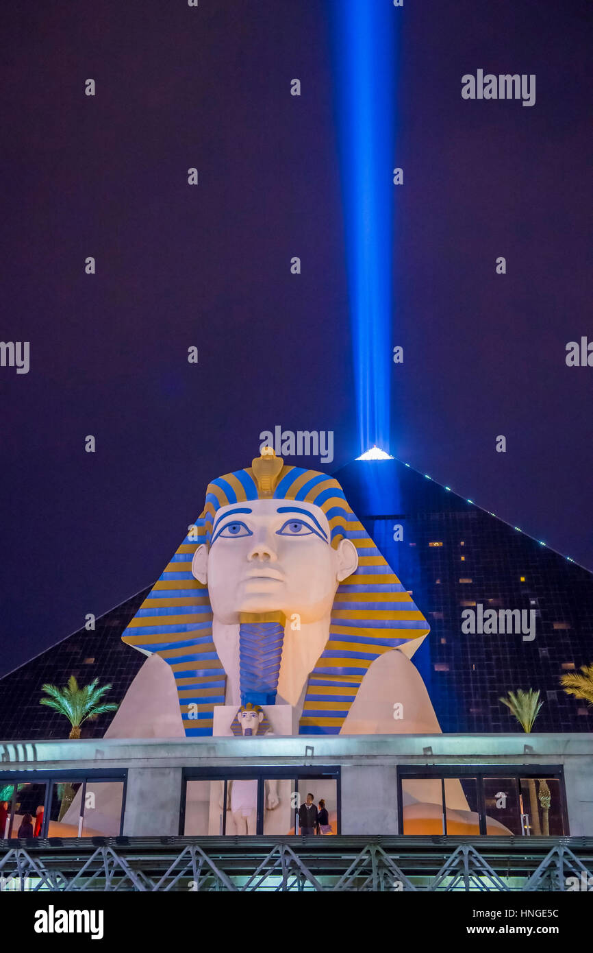 El Luxor Hotel and Casino en Las Vegas Strip, contiene un total de 4.400 habitaciones que recubre el interior de las paredes de una torre de estilo piramidal Foto de stock