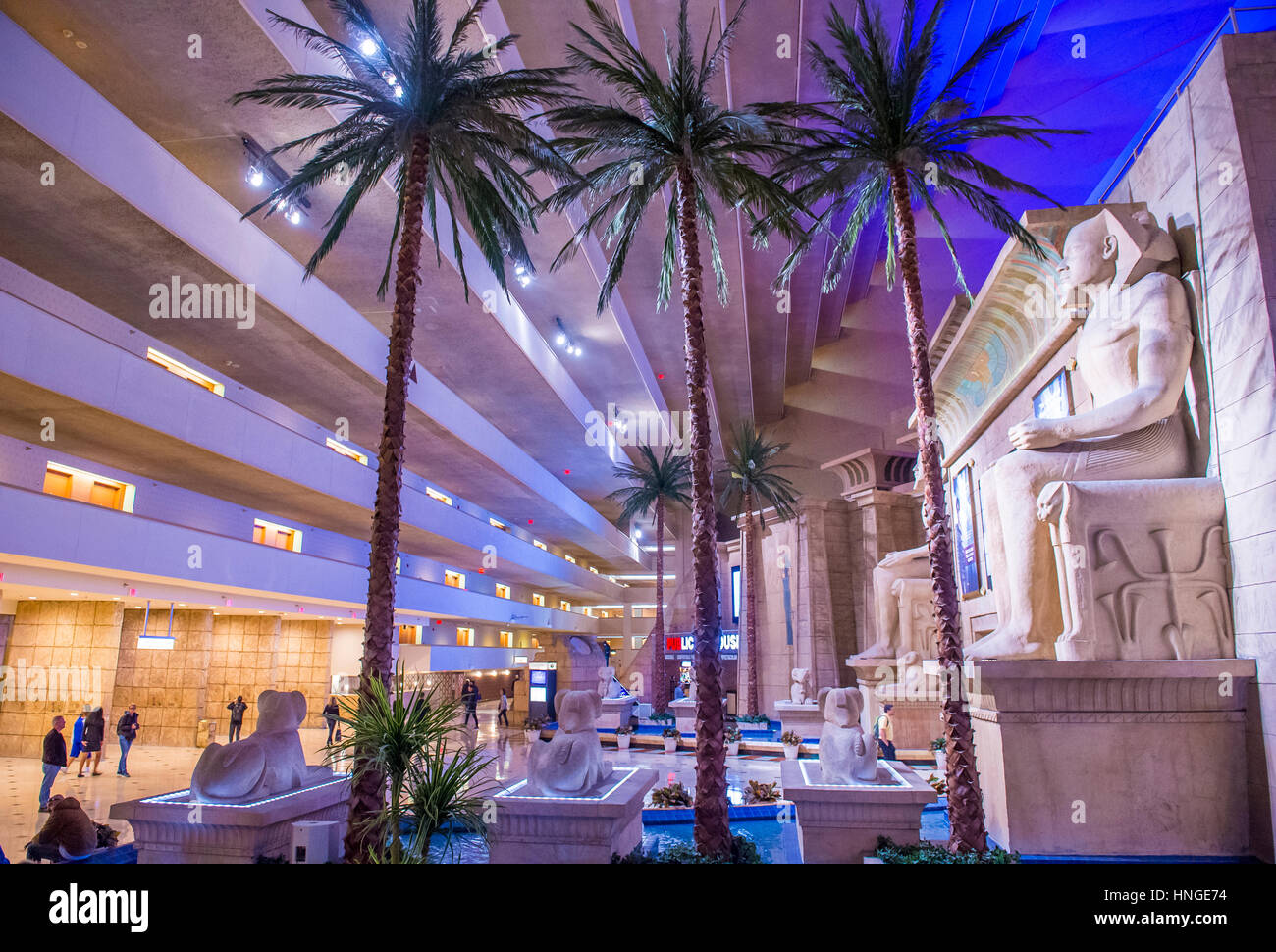 El Luxor Hotel and Casino en Las Vegas Strip, contiene un total de 4.400 habitaciones que recubre el interior de las paredes de una torre de estilo piramidal Foto de stock
