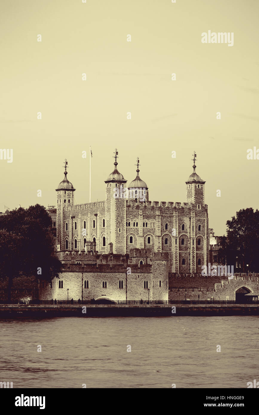 Torre de Londres en la orilla del río Thames Water Front en blanco y negro Foto de stock