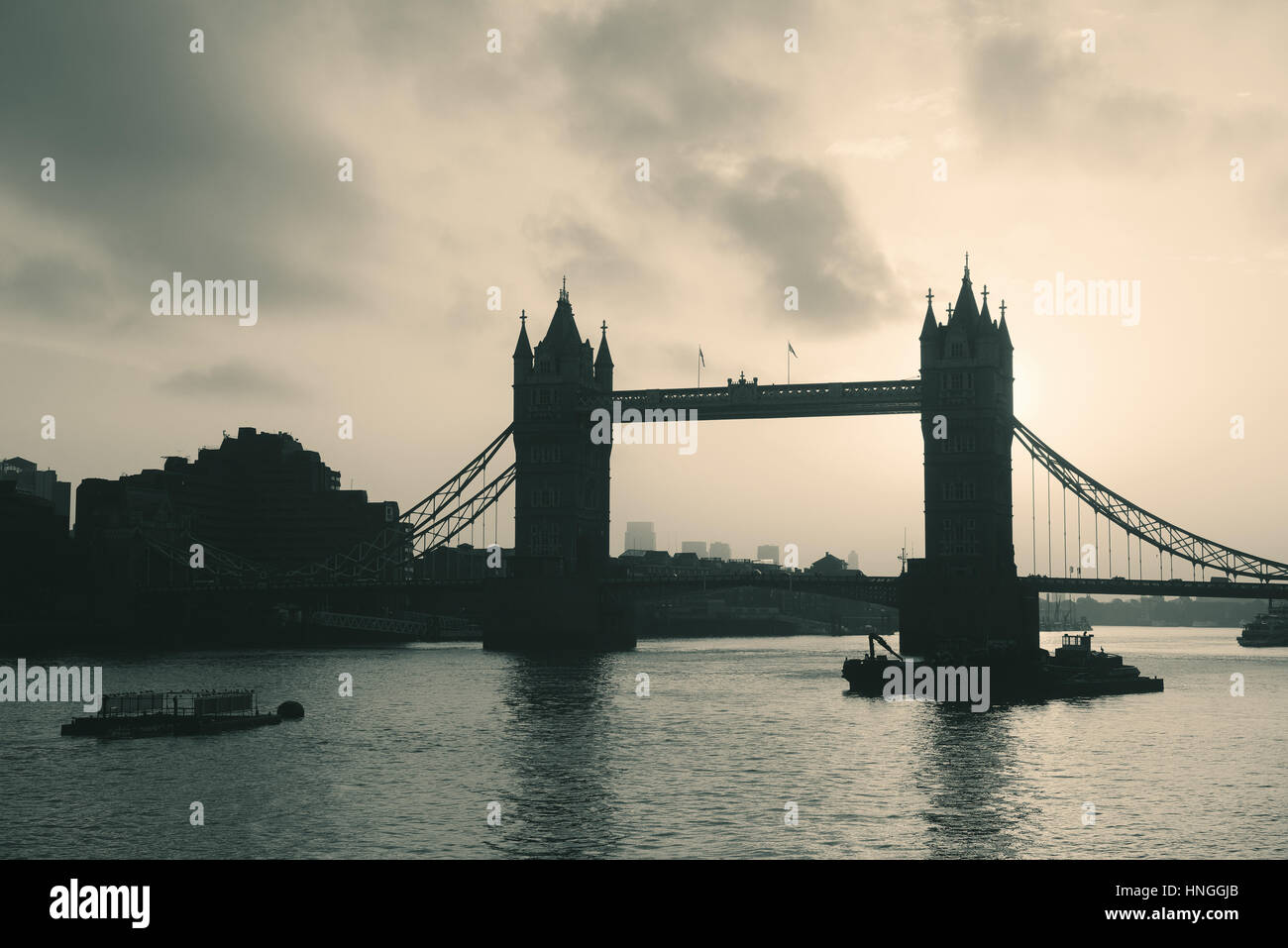 Tower Bridge silueta sobre el Río Támesis en Londres. Foto de stock