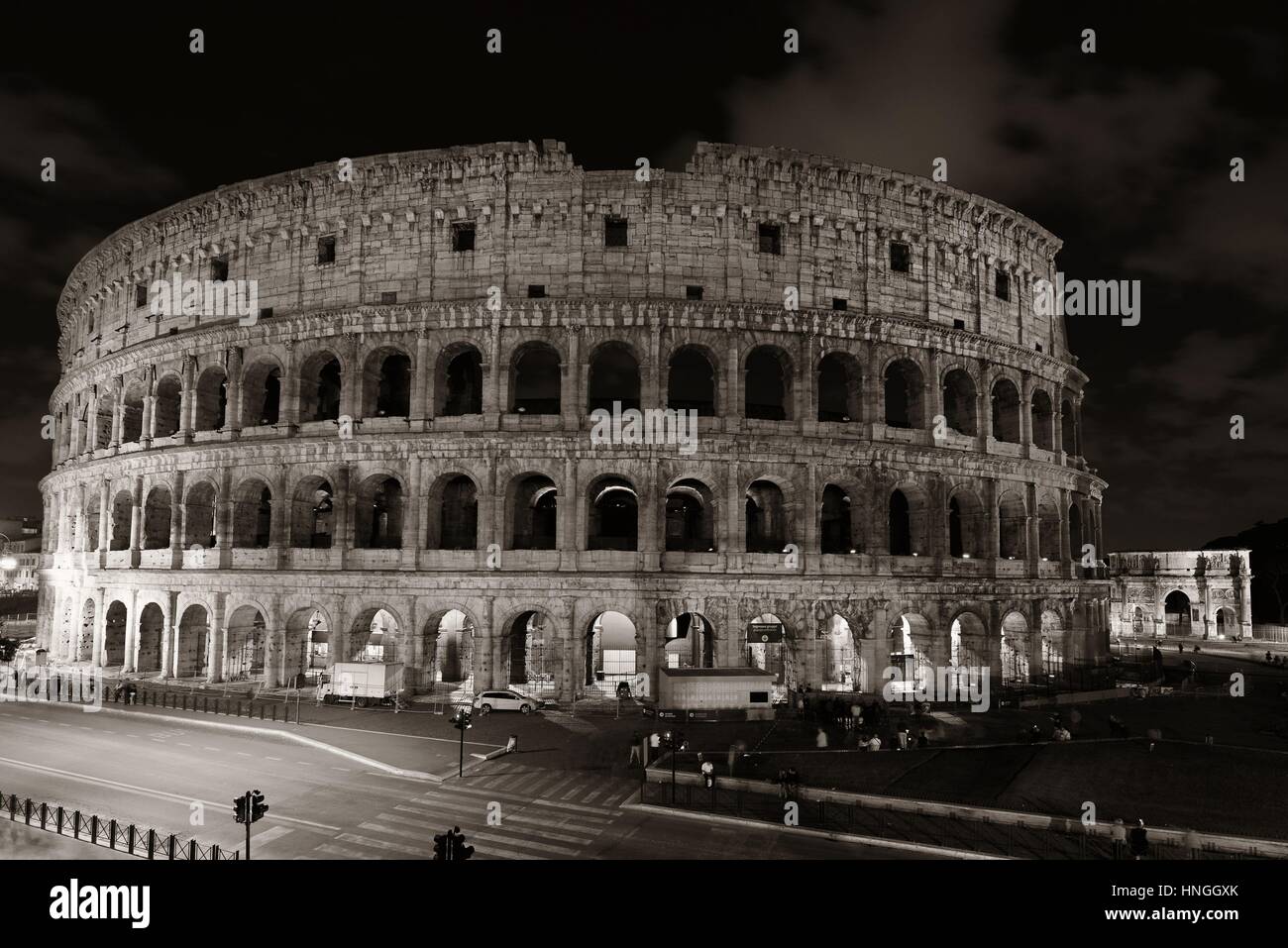 El Coliseo de noche con Sendero Luminoso en Roma, Italia. Foto de stock