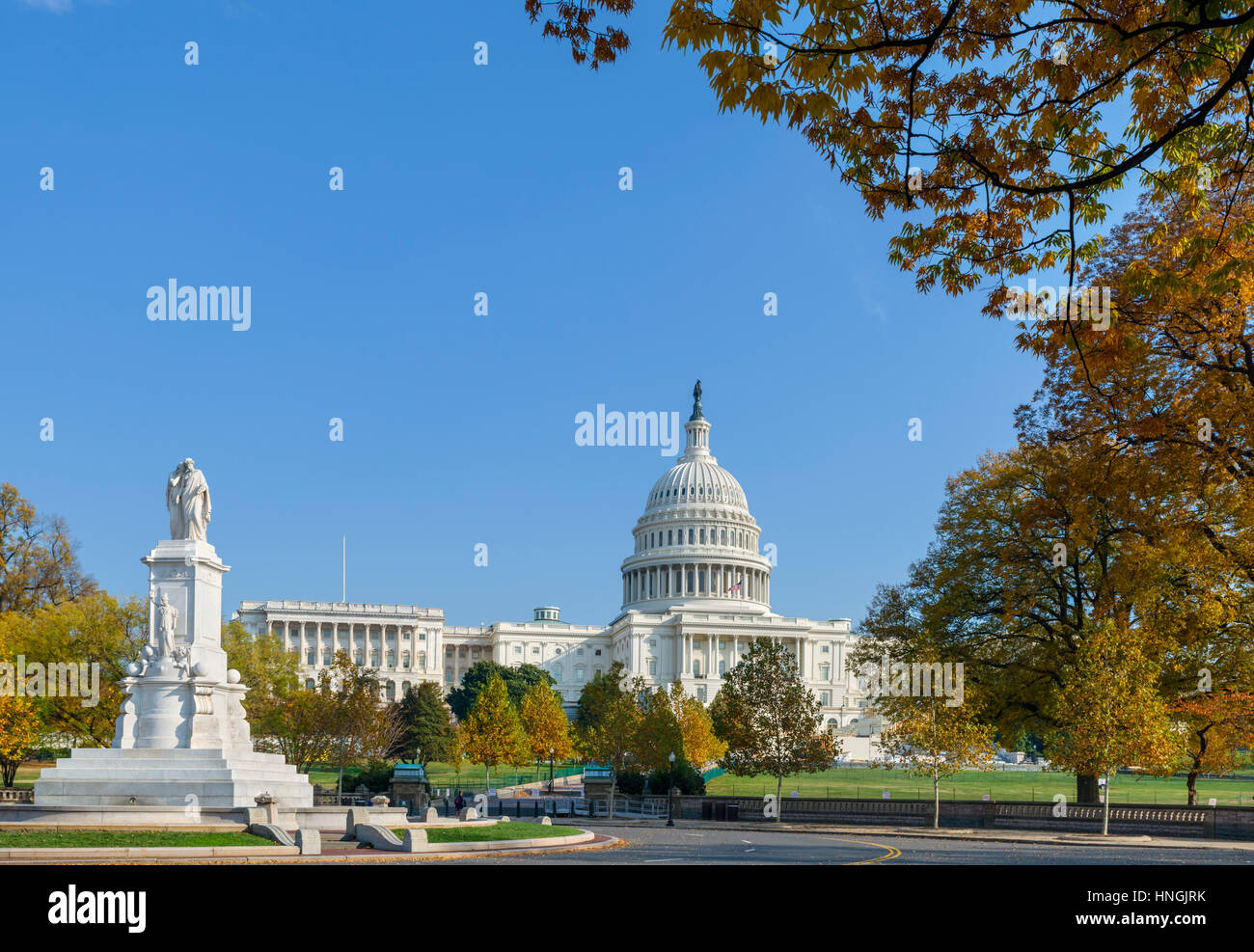 La USt edificio del Capitolio y el Monumento de la paz, Washington DC, EE.UU. Foto de stock