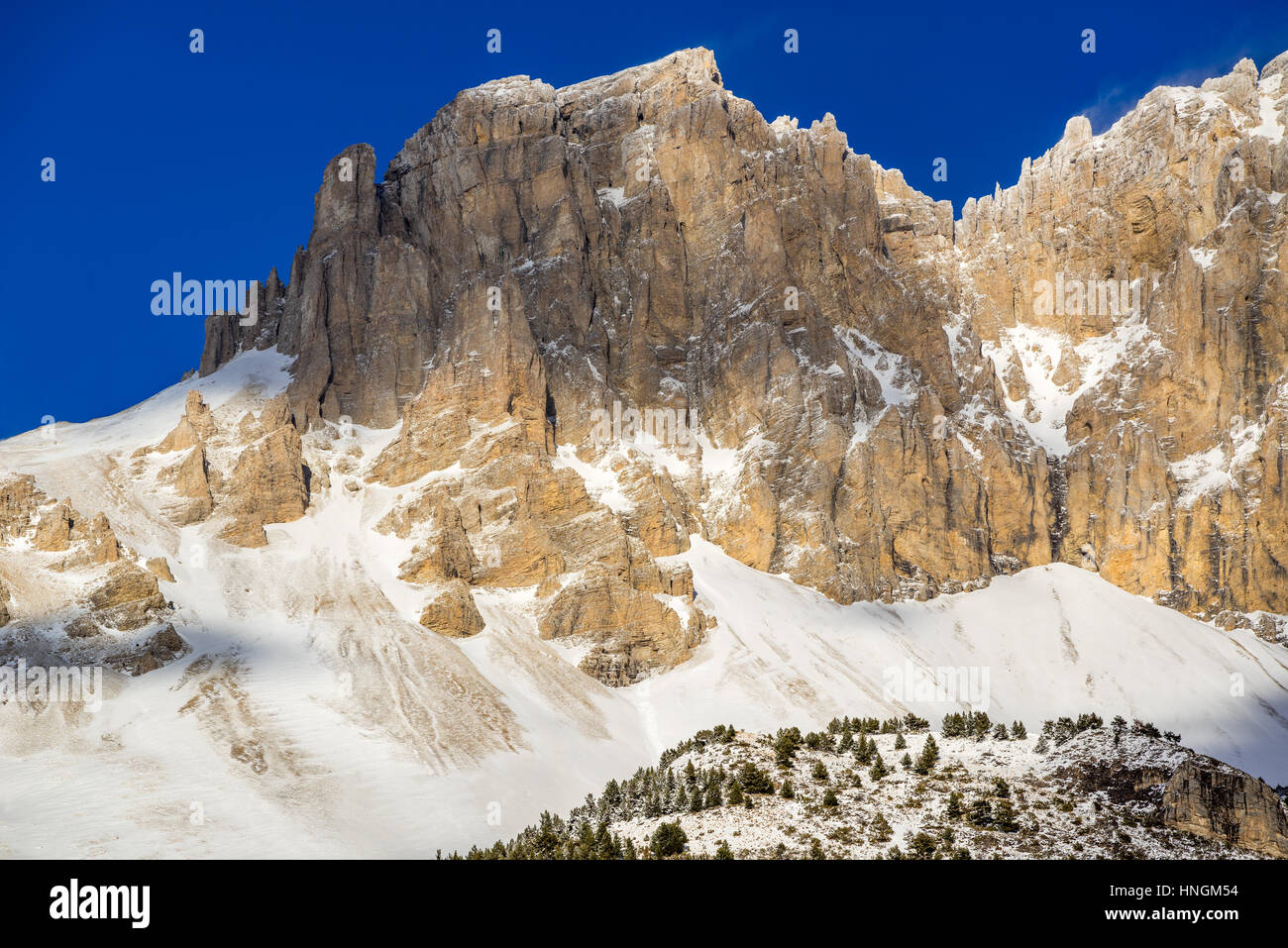 Los escarpados acantilados del macizo Devoluy Tete de la Cluse (pico) en el sur de los Alpes franceses. Hautes Alpes, Francia Foto de stock