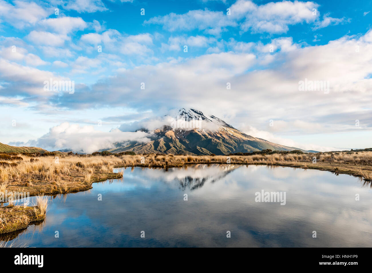 Reflexión en Pouakai Tarn, estratovolcán Monte Taranaki o monte Egmont, Parque Nacional Egmont, Taranaki, Nueva Zelanda Foto de stock
