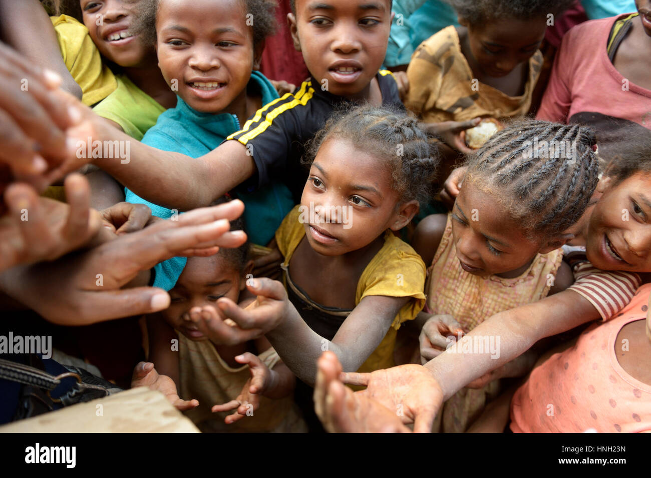 Los niños hambrientos con manos, aldea, comuna Tanambao Analakely, Madagascar Foto de stock