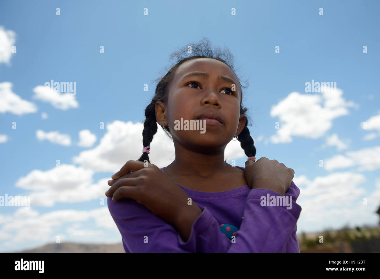 Chica seria, retrato, Avarabohitra Fenomanano Village, distrito, región Bongolava Tsiroanomandidy, Madagascar Foto de stock