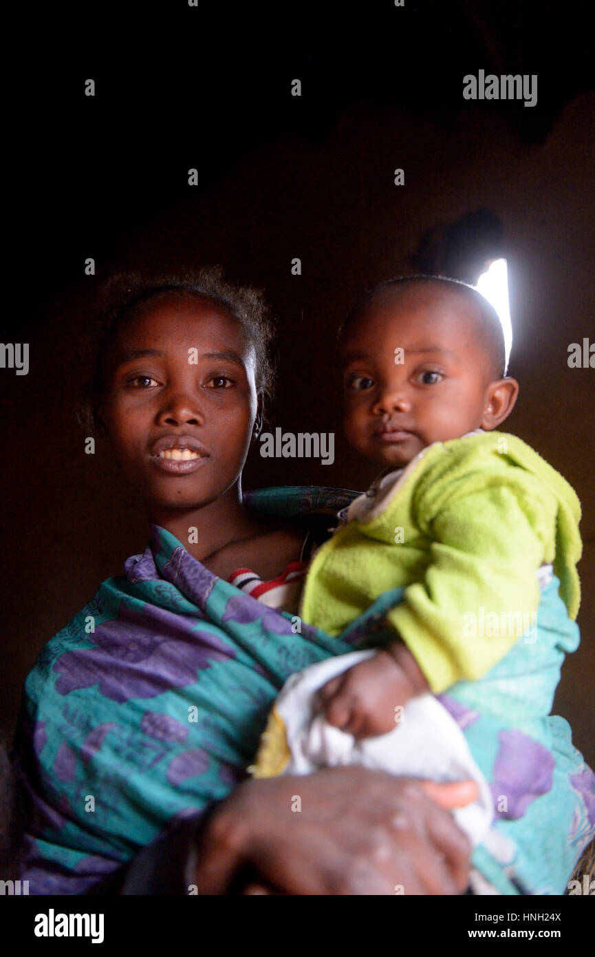 La joven madre con un niño pequeño, distrito, región Bongolava Tsiroanomandidy, Madagascar Foto de stock