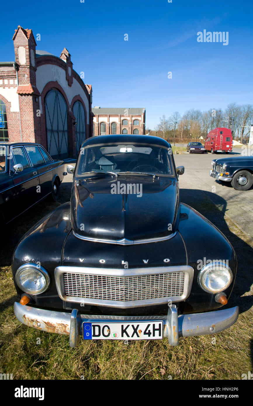 Alemania, Waltrop, antiguo Volvo PV 544 coche delante de un edificio de la antigua mina de carbón Waltrop Foto de stock