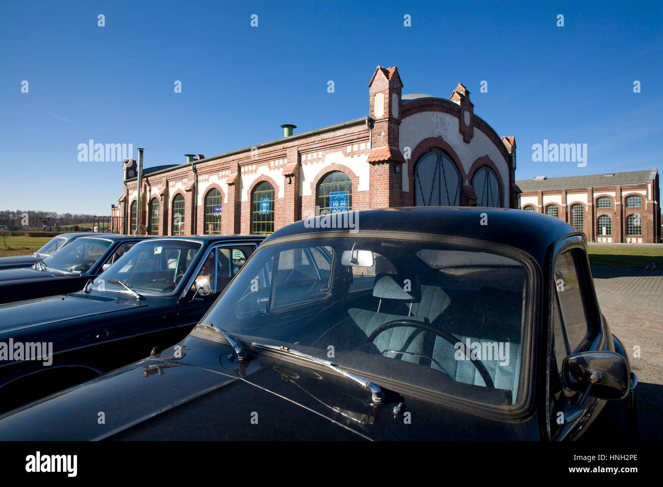 Alemania, Waltrop, antiguo Volvo PV 544 coche delante de un edificio de la antigua mina de carbón Waltrop Foto de stock