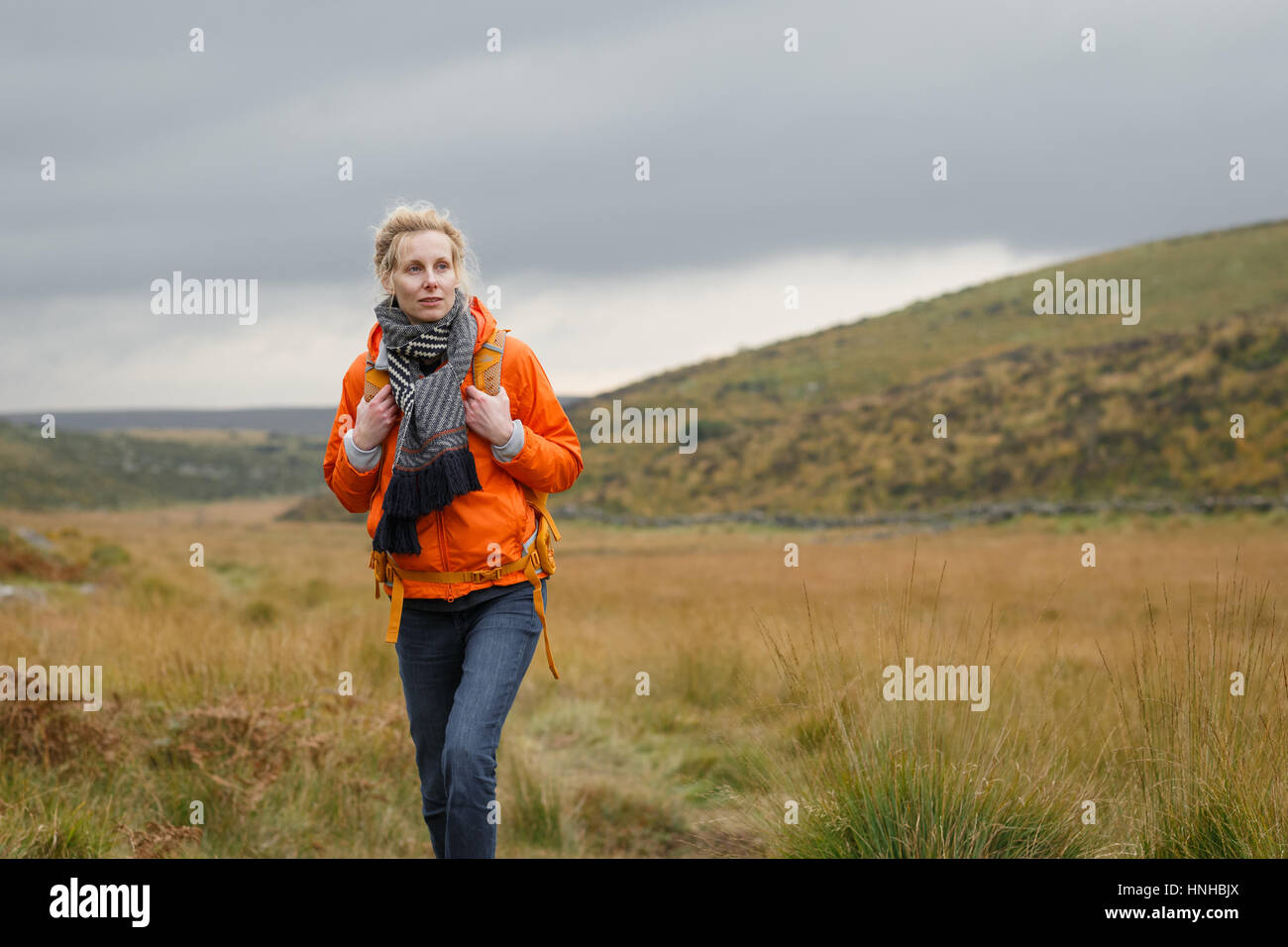 Una mujer de senderismo por el Parque Nacional Dartmoor Foto de stock