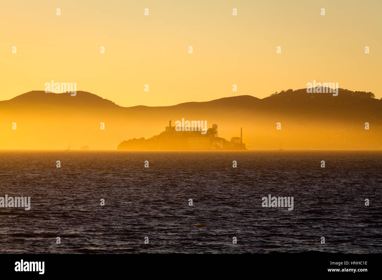 Hermosa vista de la famosa Isla de Alcatraz iluminado en el majestuoso Golden luz del atardecer al anochecer en verano, la Bahía de San Francisco, California, EE.UU. Foto de stock