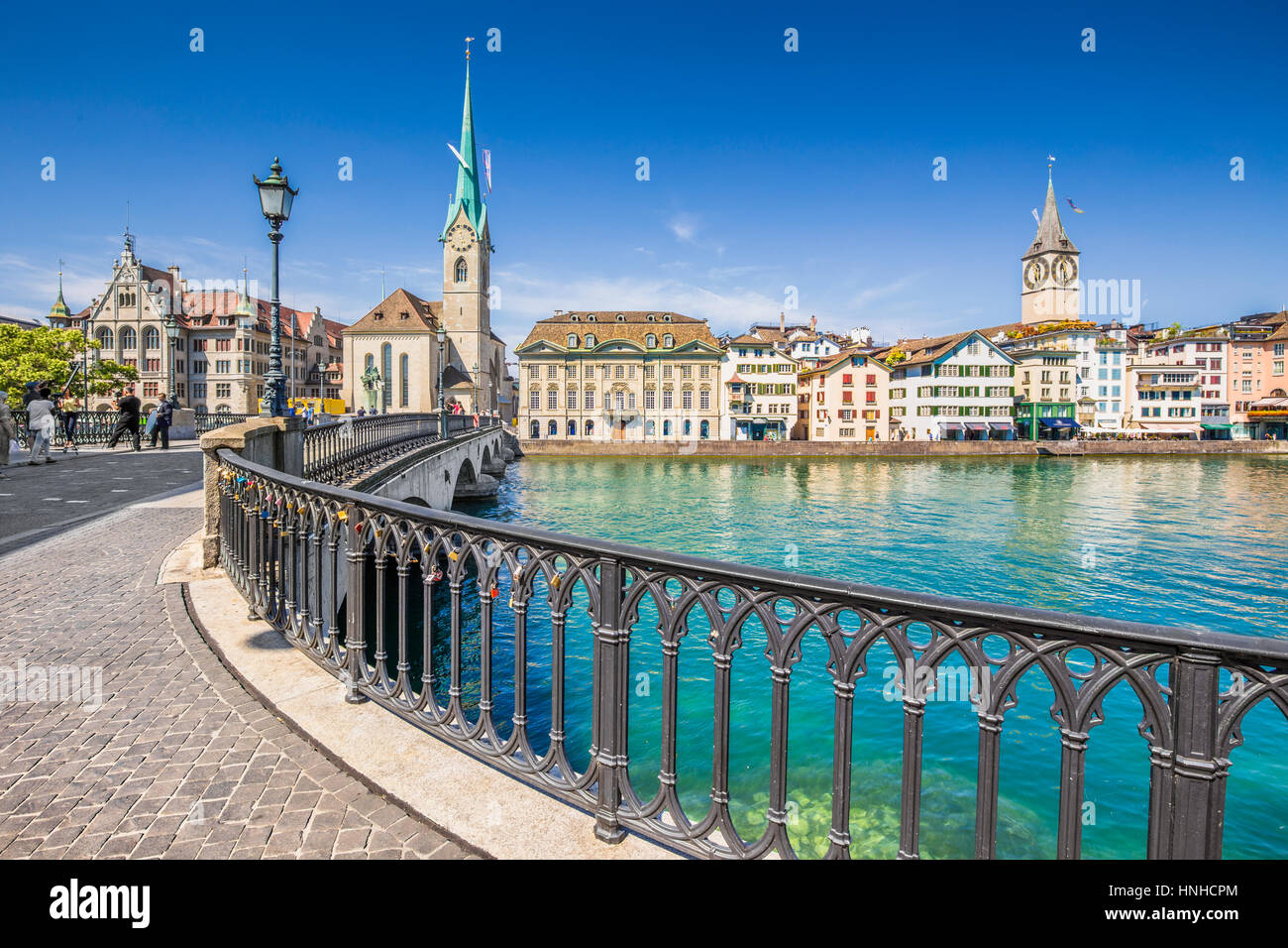 Centro histórico de la ciudad de Zurich con la famosa iglesia Fraumunster y Munsterbucke cruzar el río Limmat, Cantón de Zurich, Suiza Foto de stock