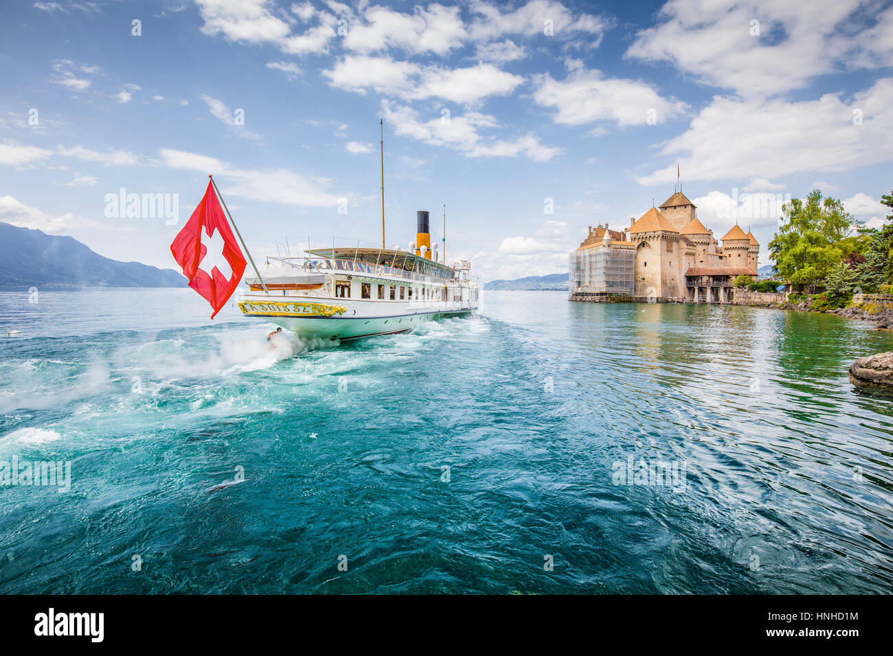 Excursiones en barco de vapor tradicional barco con histórico Chateau de Chillon en el famoso Lago de Ginebra en un día soleado con el cielo azul, Vaud, Suiza Foto de stock