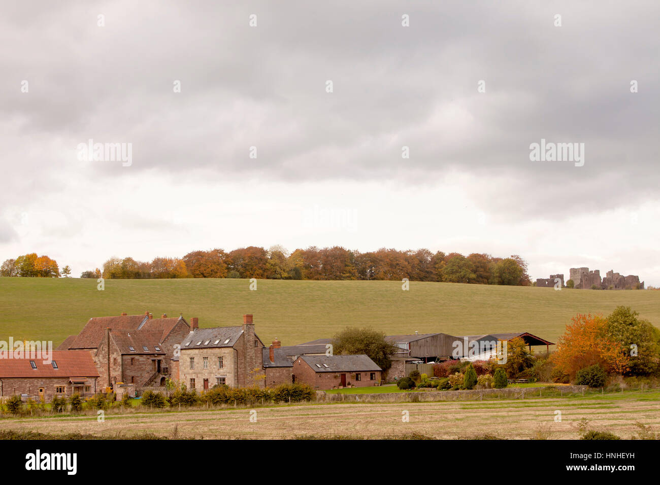 Casa de granja británica. Un pequeño asentamiento agrícola histórico que ha perdurado a lo largo de los siglos se anida en una curva del río Wye. En la cresta de la Foto de stock