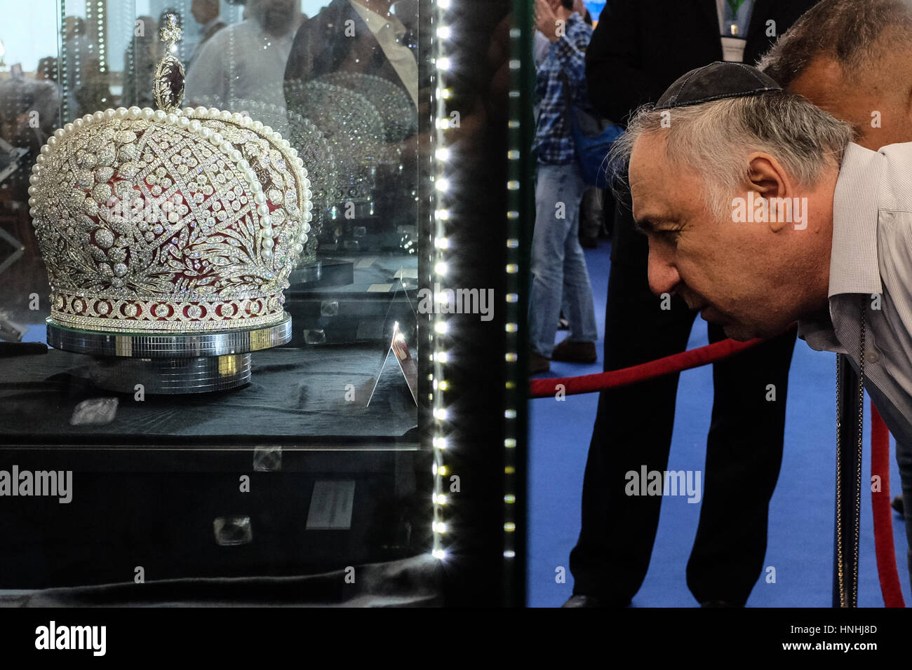 Ramat Gan, Israel. 13 de febrero, 2017. Los visitantes inspeccionar una  réplica de la gran corona imperial del Imperio Ruso, el cual fue utilizado  en las coronaciones de todos los monarcas desde