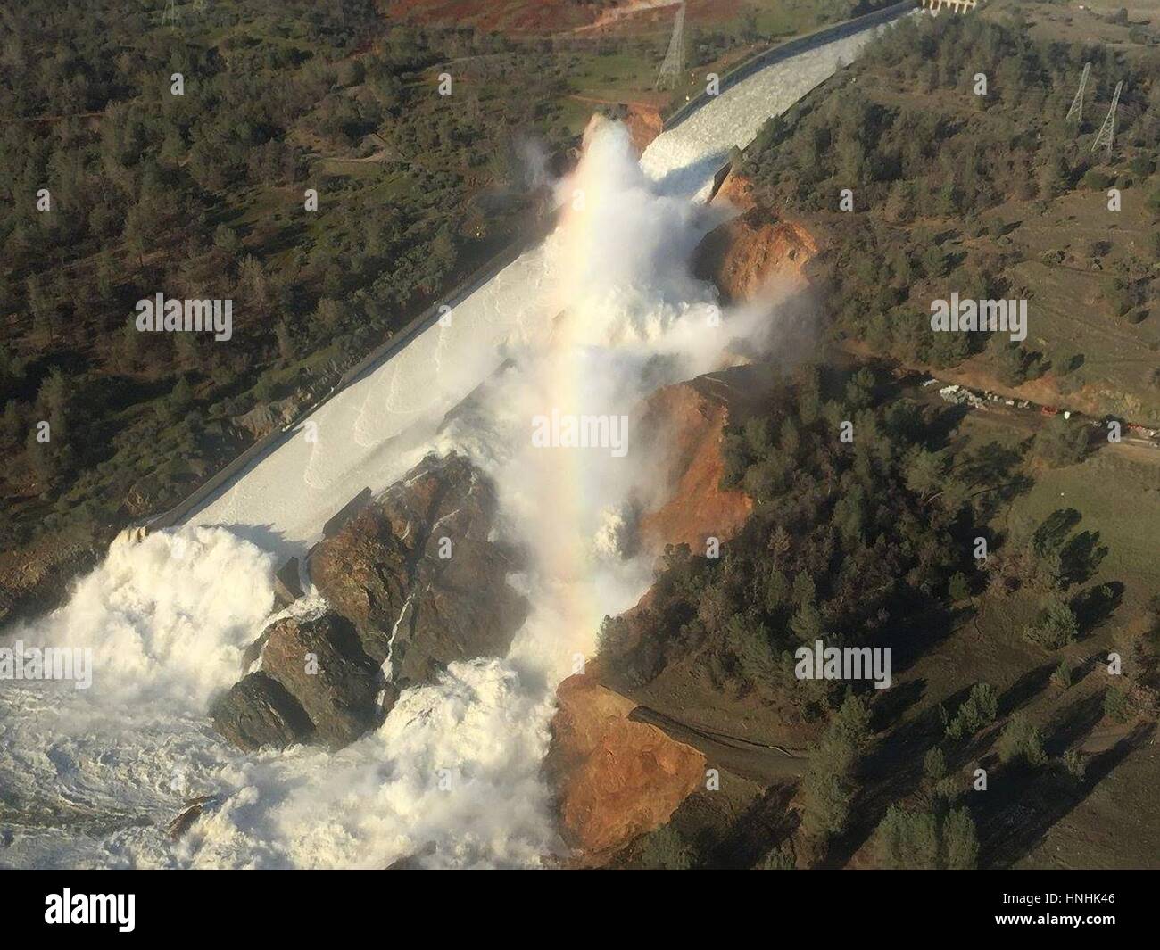 Oroville, EE.UU.. 12 Feb, 2017. Foto aérea de las enormes cantidades de agua de la presa de Oroville abrumadora spillway erosionando la ladera de Febrero 12, 2017 en Oroville, California. Una orden de evacuación obligatoria fue emitida para 200.000 habitantes en torno a la presa más alta del país. (William Croyle/California via Planetpix DWR) Credit: Planetpix/Alamy Live News Foto de stock