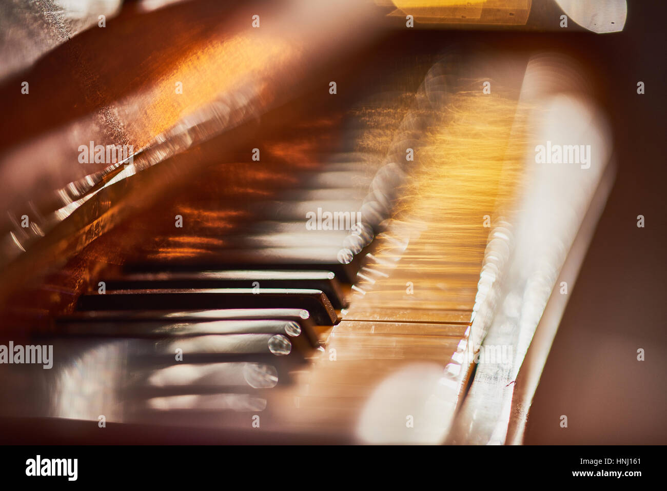 Teclado retroiluminado de piano en foco estrecho y bokeh Fotografía de  stock - Alamy