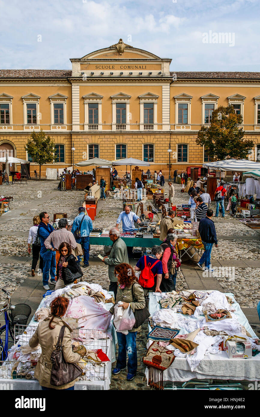 Italia Emilia Romagna Santarcangelo di Romagna: Mercado de Antigüedades "La casa del tempo' telas y ropa Foto de stock
