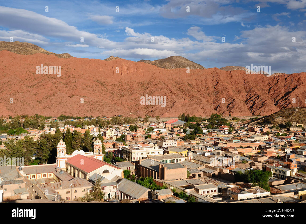 Tupiza - la ciudad más bonita vista en Bolivia. El paisaje está lleno de rocas de colores, cerros, montañas y valles. La imagen en la vista actual Foto de stock