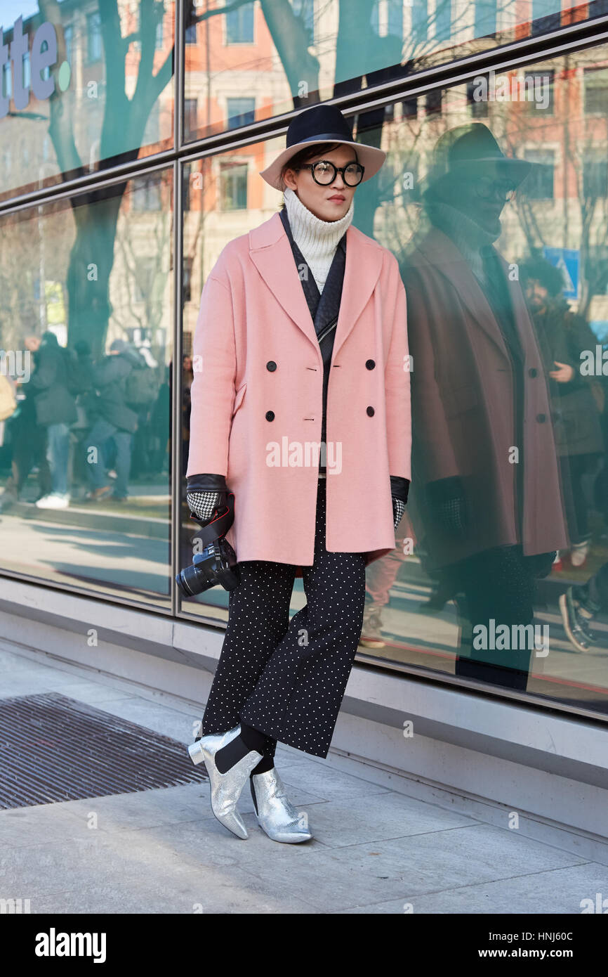 Milán - Enero 14: Mujer con abrigo rosa y plata zapatos antes de Armani Fashion Show,