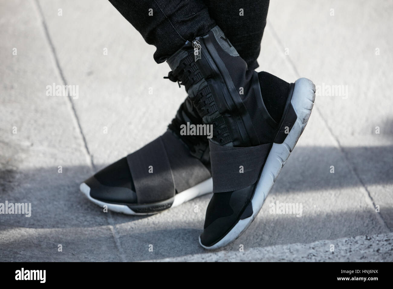 Hombre con Yamamoto zapatos en blanco y negro antes de Emporio Armani Fashion Show, la Semana de la moda de Milán street style en enero Fotografía de stock - Alamy