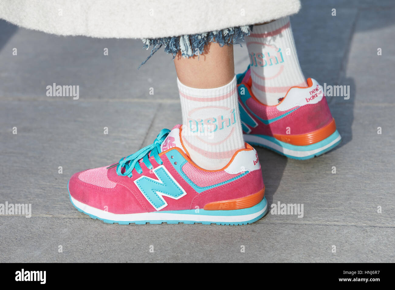 Mujer con rosa y azul nuevo equilibrio zapatos antes Emporio Armani Fashion Show, Semana de la moda de Milán street style el 14 de enero, 2017 Fotografía stock - Alamy