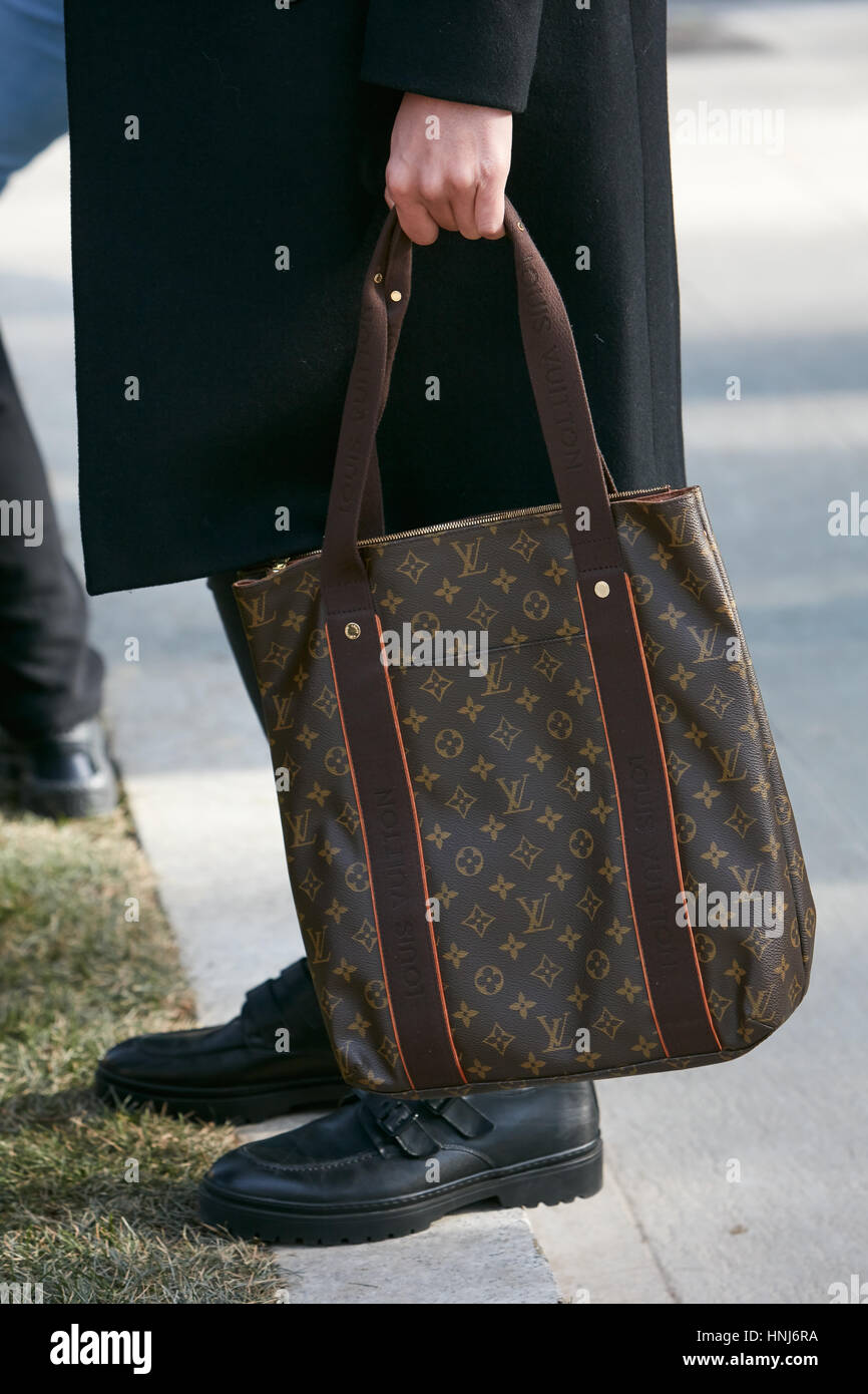 Hombre con Louis Vuitton Brown Bag antes de Emporio Armani Fashion Show, la  Semana de la moda de Milán street style el 14 de enero de 2017 en Milán  Fotografía de stock - Alamy