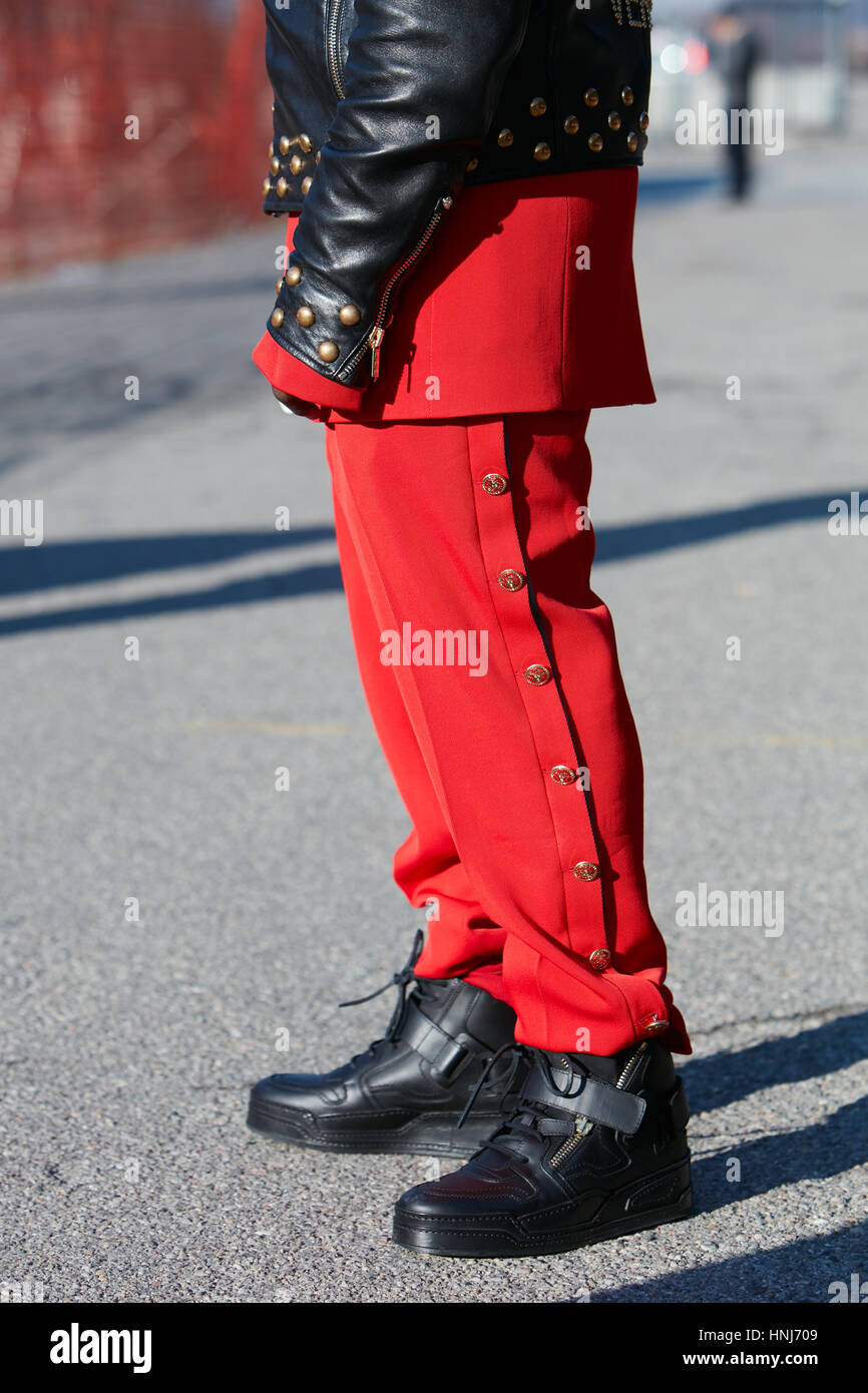 Hombre con rojo Versace pantalones y chaqueta de cuero negro con espárragos antes de Dirk Bikkembergs Fashion Show, la Semana de la moda de Milán Foto de stock