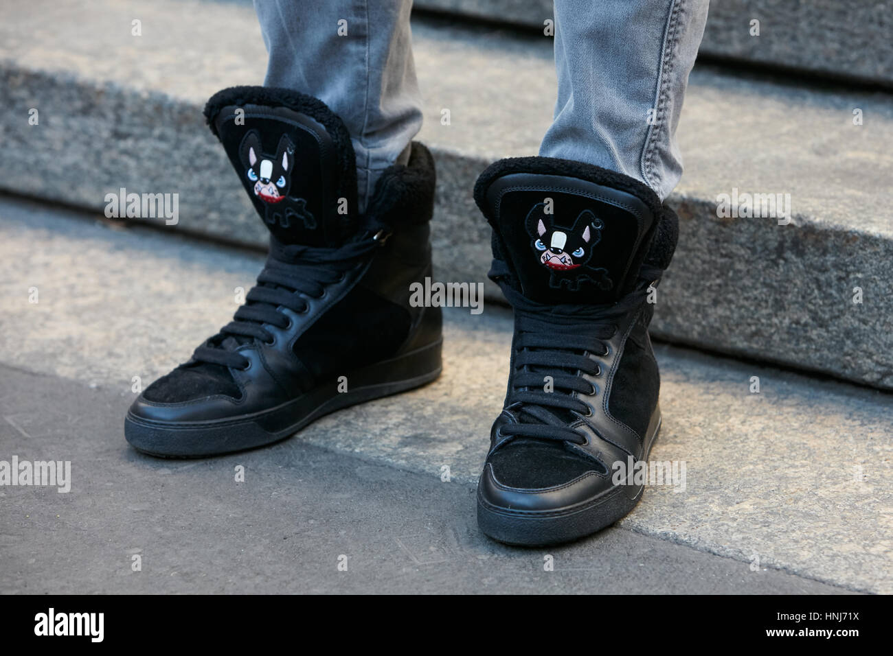 Hombre con zapatillas de cuero negro con perro diseño antes de Salvatore  Ferragamo Fashion Show, la Semana de la moda de Milán street style en enero  de 2017 Fotografía de stock - Alamy