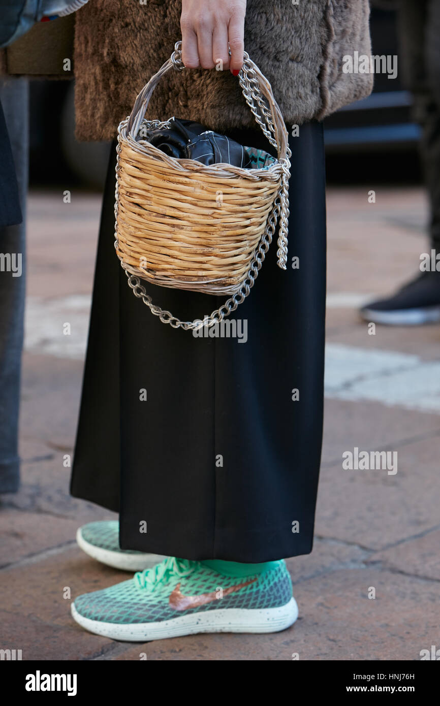 con cesta de mimbre bolsa verde y zapatos Nike antes de Salvatore Ferragamo Fashion Show, la Semana de la moda de Milán style en enero de 2017 Fotografía de stock -
