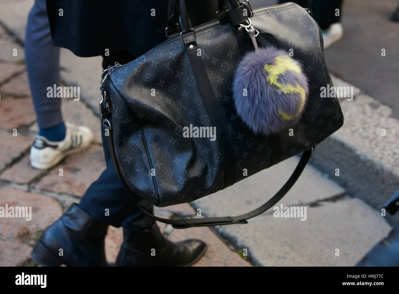 Black louis vuitton handbag fotografías e imágenes de alta resolución -  Alamy