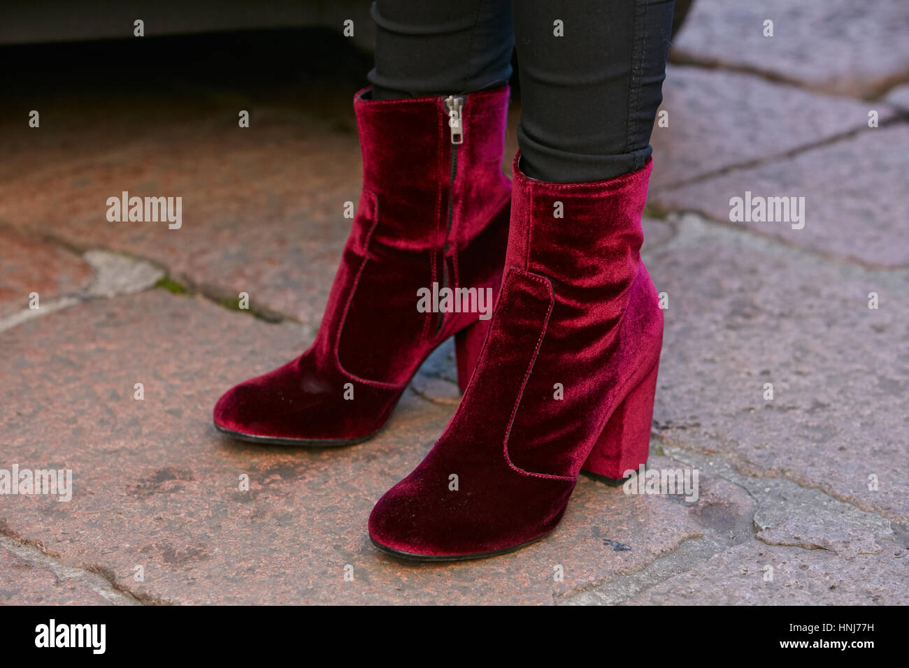 Mujer con terciopelo rojo botas bajas antes de Salvatore Ferragamo Fashion  Show, la Semana de la moda de Milán street style el 15 de enero de 2017 en  Milán Fotografía de stock - Alamy