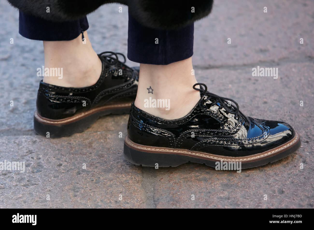 Mujer con charol negro inglés zapatos de Salvatore Ferragamo Fashion Show, Semana de la moda de Milán street style en enero, 2017 Fotografía de stock - Alamy